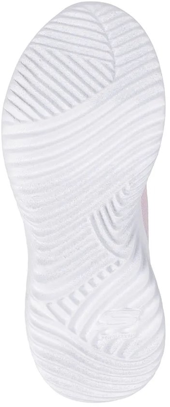 Witte buitenzool met golvend profiel van een roze sneaker.