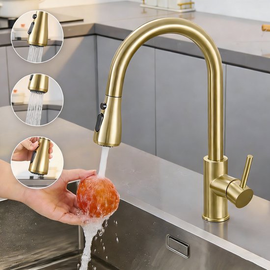 Matgouden keukenkraan met uittrekbare sproeikop wast een tomaat onder water.