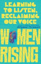 Boekomslag met gele tekst 'WOMEN RISING' tegen een blauwe, golvende achtergrond. In het midden een portret van een vrouw.