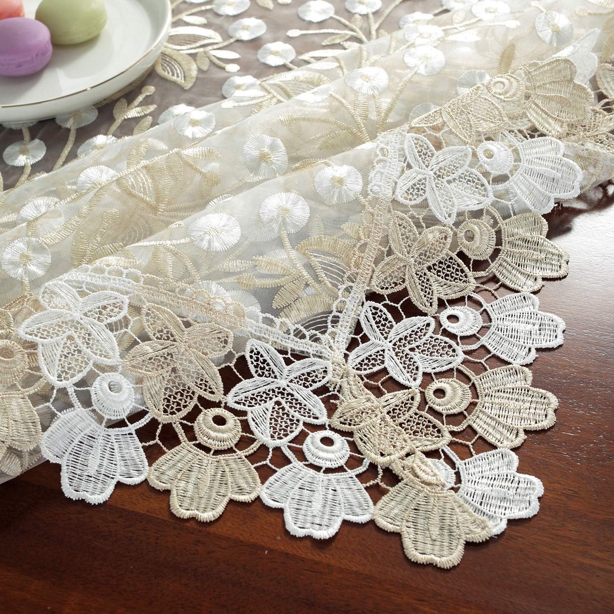 Geborduurd Tafelkleed - Kant Decoratie - Eetkamer Tafel - Luxe Macramé Rand - 52x70 Inch - Goud