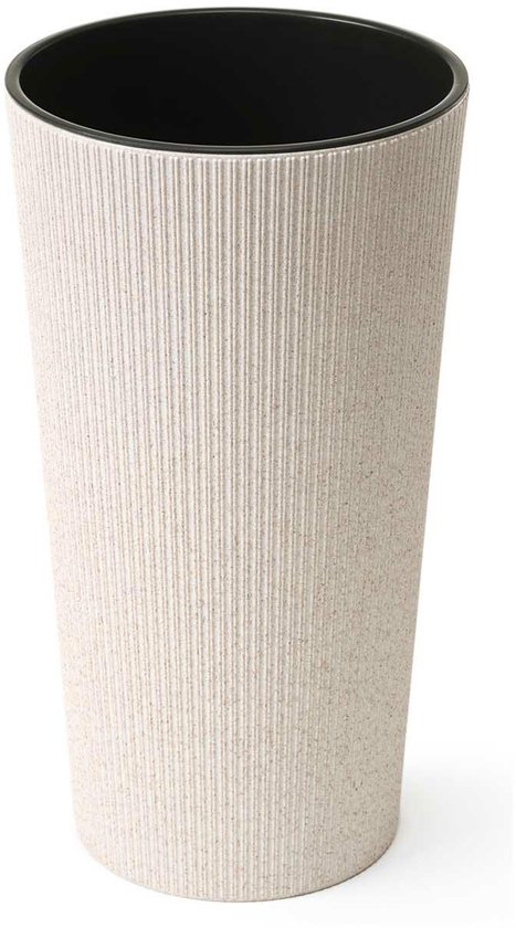 Hoge, dunne, beige bloempot met verticale ribbels en een zwarte rand.