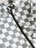 Close-up van de kraag en de zwarte rits van het grijs-wit geblokte overshirt.