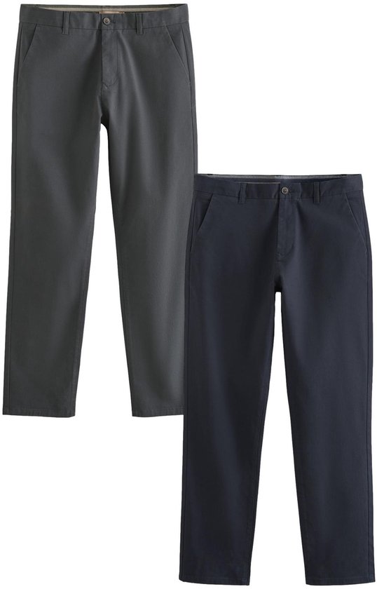 Donkerblauwe en donkergrijze chino's, beide recht gesneden, op witte achtergrond.