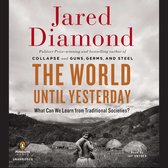 Boek "The World Until Yesterday" van Jared Diamond. Een stel in traditionele kleding met een kind op de rug, voor traditionele hutten.