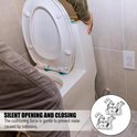 Zilverkleurige toiletbril scharnieren gemonteerd op een witte toiletpot.