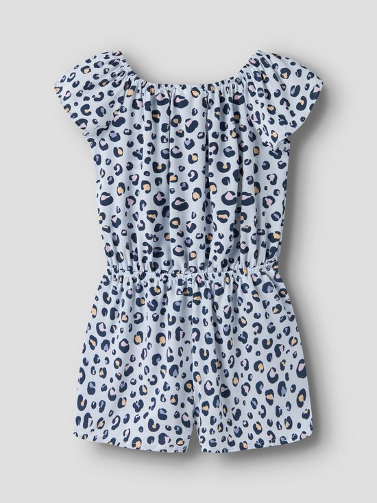 Lichtblauwe playsuit met all-over luipaardprint in donkerblauw, roze en oranje. Elastische tailleband met strik.