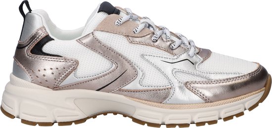Zijaanzicht van een witte sneaker met goudkleurige, zilverkleurige en roze accenten en witte veters.