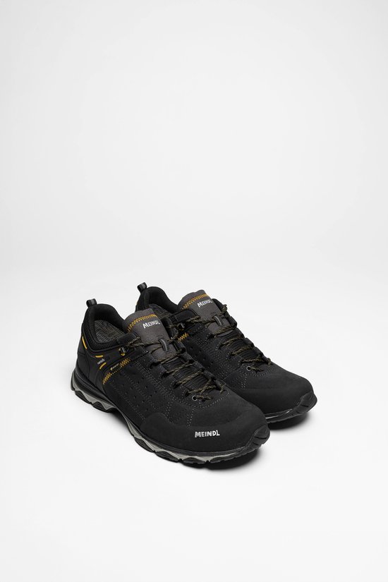 Paar zwarte lage wandelschoenen met gele accenten, veters en Meindl logo.