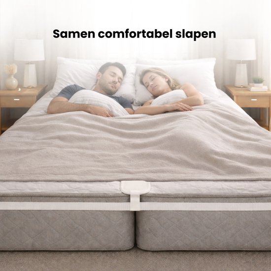 Een koppel slaapt vredig in een bed met twee matrassen, verbonden door een witte matraswig voor een naadloze slaapoppervlak.