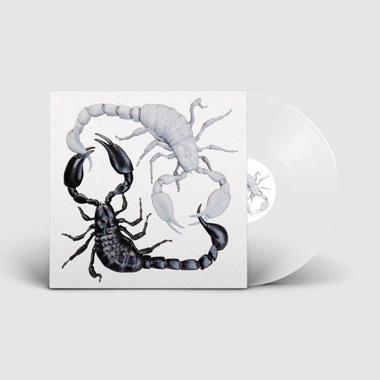 Pochette de disque vinyle représentant deux scorpions, un noir et un blanc, entrelacés comme un symbole yin et yang. Un disque vinyle blanc est visible à côté.