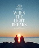 Filmaffiche 'When The Light Breaks' met twee figuren zittend bij zonsondergang aan zee. Festival de Cannes logo.