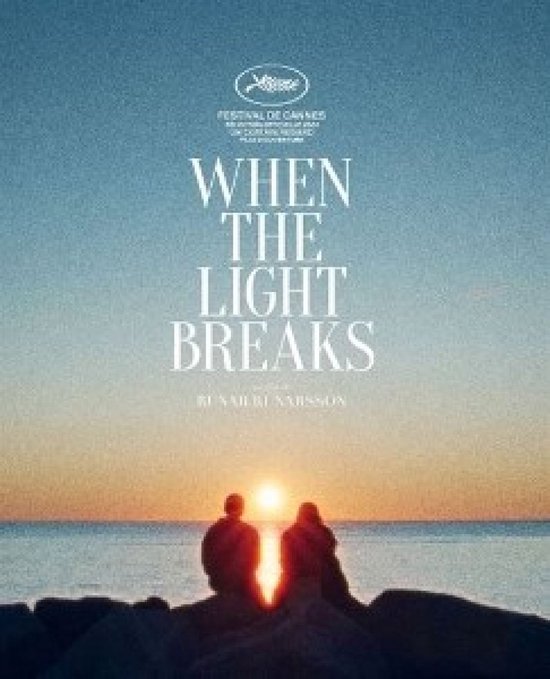 Filmaffiche 'When The Light Breaks' met twee figuren zittend bij zonsondergang aan zee. Festival de Cannes logo.