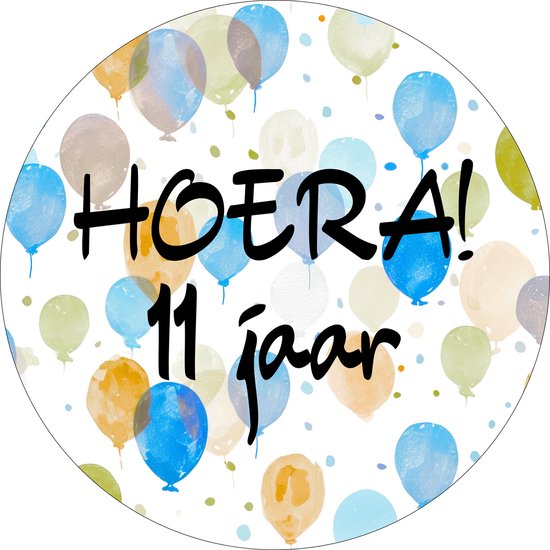Autocollant circulaire avec le texte 'HOERA! 11 jaar' et des ballons aquarelle bleus, oranges et verts.