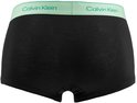 Achterkant van zwarte Calvin Klein boxershort met lichtgroene tailleband.
