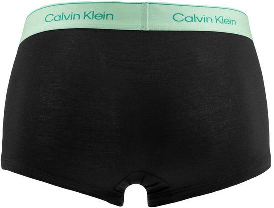 Achterkant van zwarte Calvin Klein boxershort met lichtgroene tailleband.