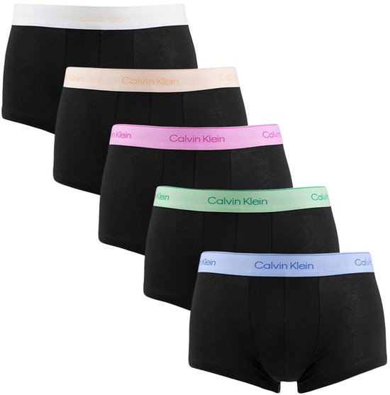Set van vijf zwarte Calvin Klein boxers met gekleurde taillebanden: wit, beige, roze, groen en blauw.