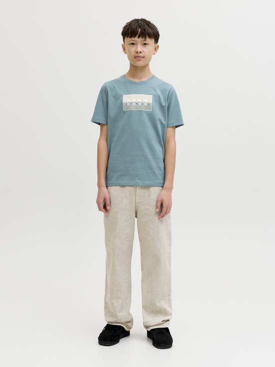 Jongens T-shirt in petrolblauw met een rechthoekige print met 'JACK & JONES' tekst.