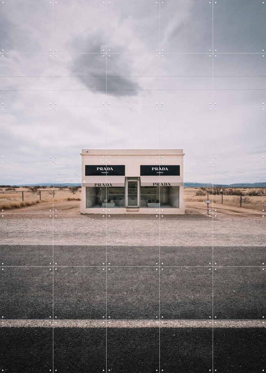 IXXI Prada Marfa, Tristan Zhou - 100 x 140 cm - Gratis ophangtool - Grote wanddecoratie en posters - Minimalisme, Fotografie, Gang, Mancave