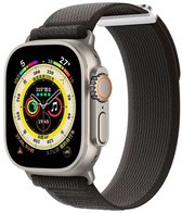 Zilverkleurig Apple Watch Ultra-model met een zwart sportbandje en een digitaal display met diverse widgets.