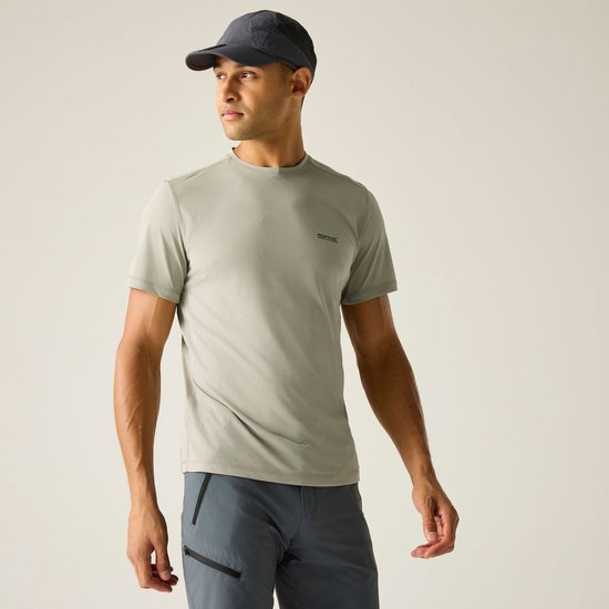 Man in een lichtgrijze, korte mouwen t-shirt met opdruk en een donkergrijze pet.