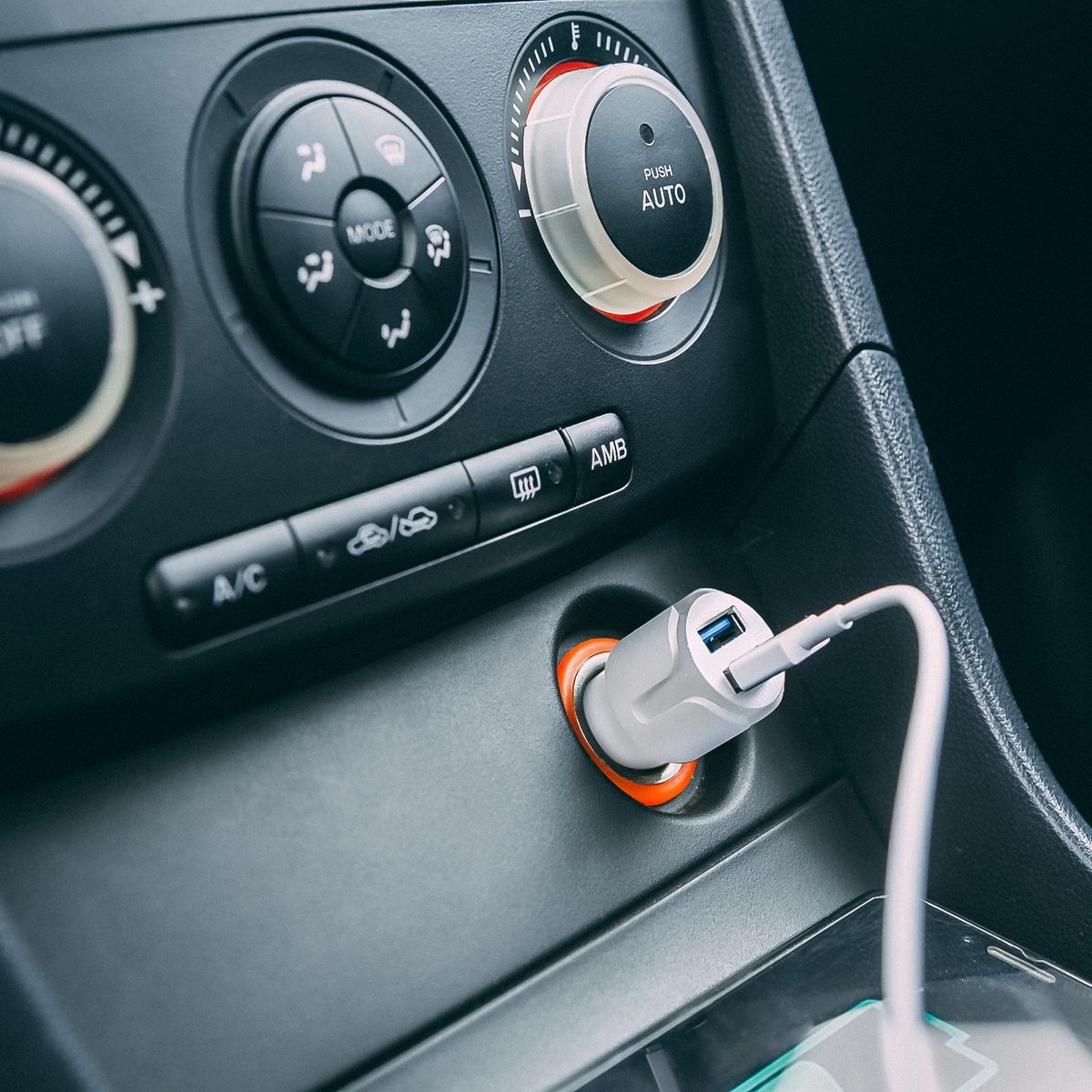 Autolader - Sigarettenaanstekeradapter - 2× USB - 2,4A - 12/24V naar 5V - Voor smartphone, tablet & navigatie - Wit kunststof - Compact ontwerp [54931WH]