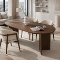 Ovale eettafel van donker hout met vier beige stoffen stoelen met houten frame.