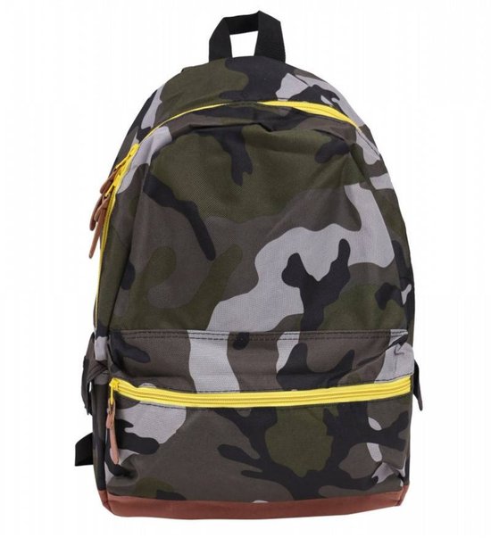 Rugzak met camouflageprint in groen, grijs en zwart. Gele ritsen, bruine onderkant en leren labels.