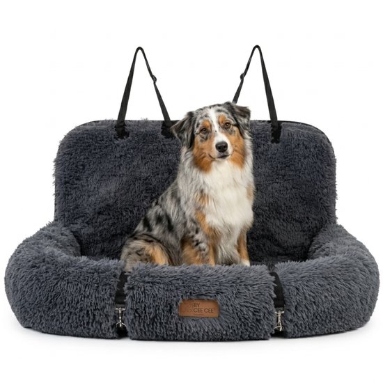Lit pour chien gris foncé pelucheux pour voiture avec un berger australien, portant un logo By Cee Cee.