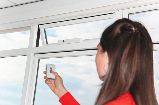 AXA Raamopener (Remote 2.0) Wit: met afstandsbediening, voor klepraam of bovenlicht. SKG**