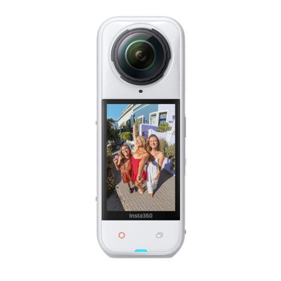 Witte Insta360 X5 action camera, voorkant met scherm waarop drie lachende vrouwen.