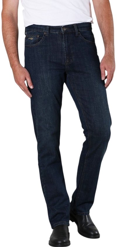 Man in donkerblauwe jeans die met zijn linkerbeen naar voren stapt.