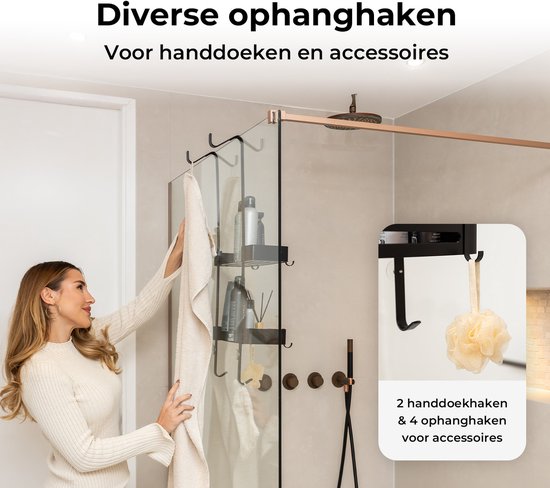 Een vrouw hangt een handdoek aan een haak van een doucherekje in een douchecabine.