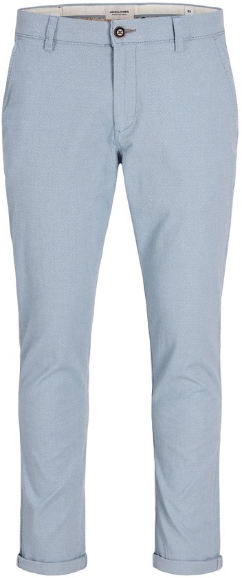Lichtblauwe pantalon met ruitpatroon, knoop- en ritssluiting, en omgeslagen broekspijpen.