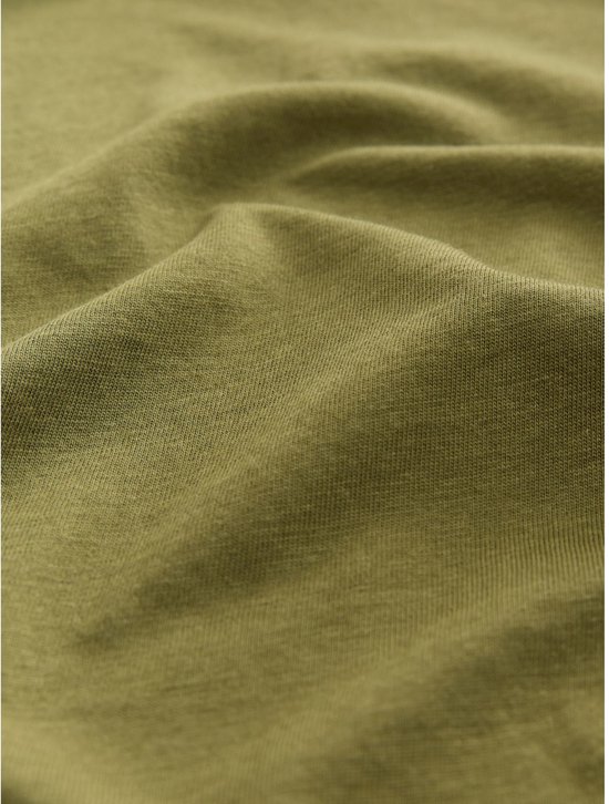 Gedetailleerde close-up van de textuur van een olijfgroene stof.