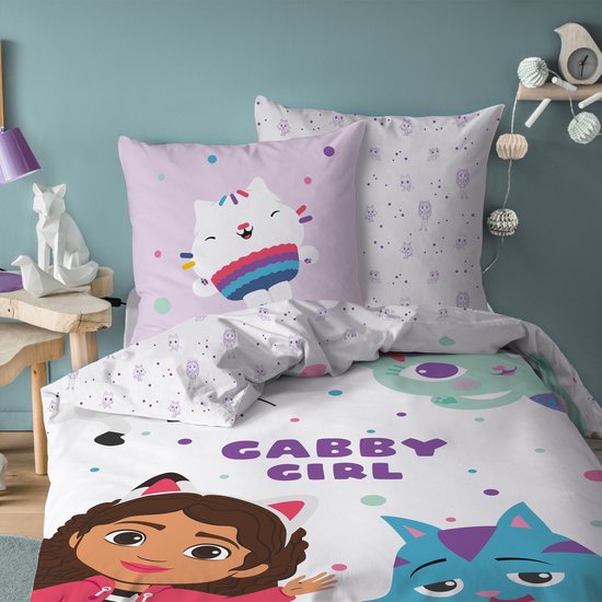 Beddengoed met Gabby en kattenfiguren, met de tekst 'Gabby Girl' en paarse, roze en groene stippen.