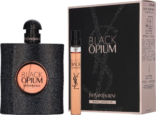 Yves Saint Laurent Black Opium giftset met glinsterende zwarte flacon, rollerball en doos met tekst "BLACK OPIUM TRAVEL EXCLUSIVE".