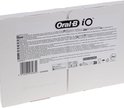 Verpakking van 8 Oral-B iO Ultimate Clean opzetborstels. De verpakking is bruin met blauwe tekst en een afbeelding van een opzetborstel.