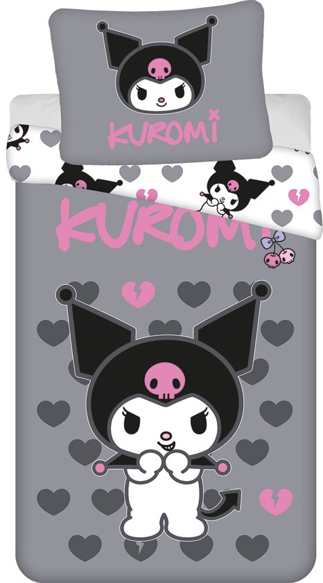 Grijs dekbedovertrek met Kuromi en roze hartjes. Het woord "KUROMI" is in roze letters weergegeven.