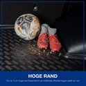 Zwarte kofferbakmat met patroon, met voetbalschoenen en bal, getoond met de hoge rand.