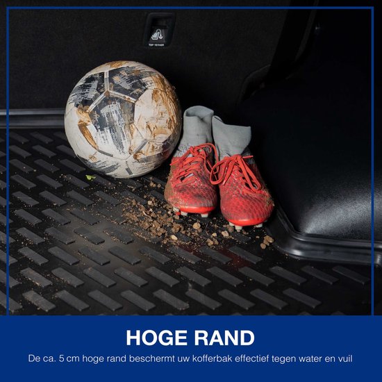 Zwarte kofferbakmat met patroon, met voetbalschoenen en bal, getoond met de hoge rand.