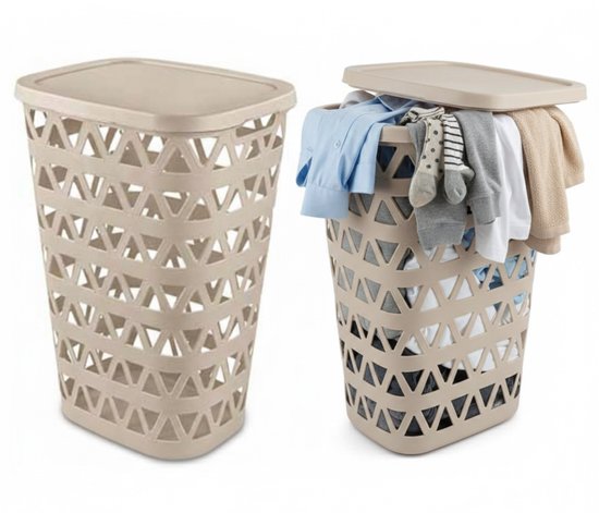 Een beige wasmand met driehoekige perforaties, deksel en kleding, naast een lege wasmand.