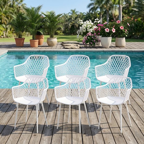 Set van zes witte stoelen met open netwerkontwerp, bij een zwembad op een houten terras.