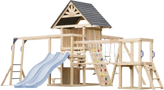 Compleet houten speeltoestel met dubbele glijbaan, schommel, touwbrug, klimmuur en platforms, op een witte achtergrond.