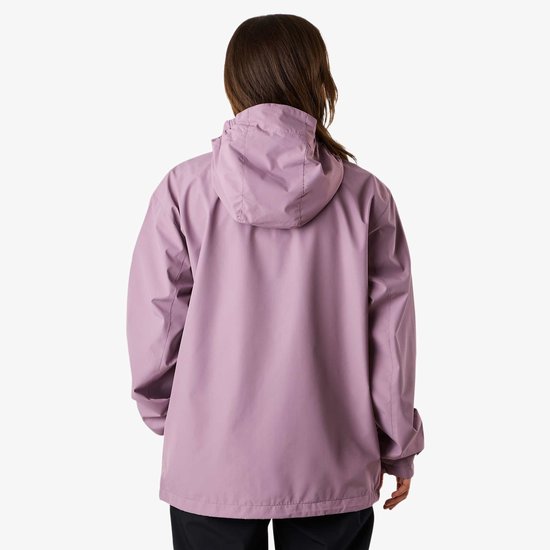 Achterkant van een vrouw in een paarse windjack met capuchon.