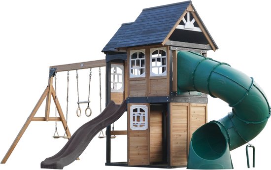 Houten speelhuis met grijze glijbaan, groene buisglijbaan, schommels en ringen.
