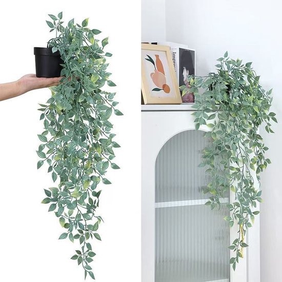Kunstmatige hangplant met lange, groene bladeren, gehouden door een hand en als decoratie op een kast.