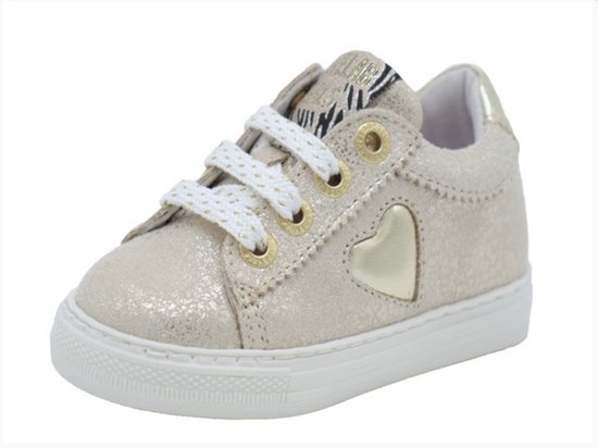 Lichtgouden glitter sneaker met witte veters, gouden hartje en zebraprint op de tong.