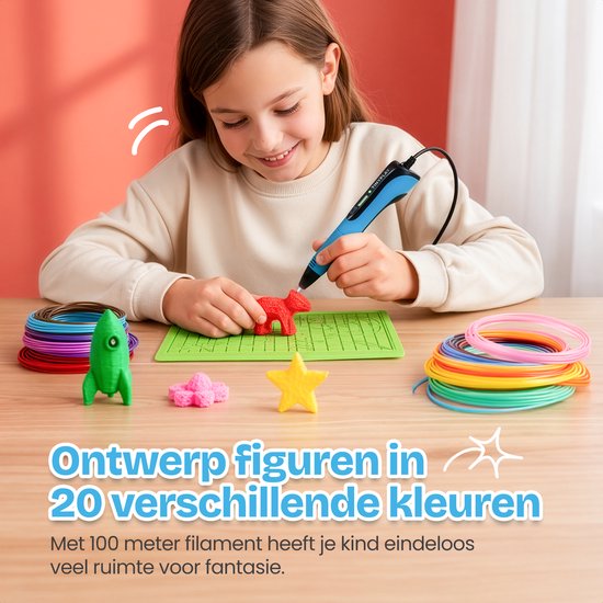 Meisje met beige trui maakt een rode 3D-figuur met blauwe 3D pen op groene mat, omringd door filamentrollen.