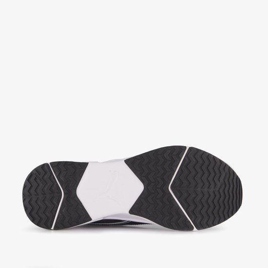 Zool van zwarte PUMA sportschoen met wit PUMA-logo.