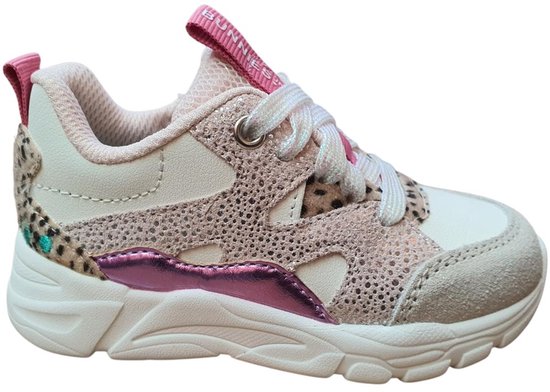 Roze lage sneaker met glitter, leopard print en paarse metallic details. Witte zool.